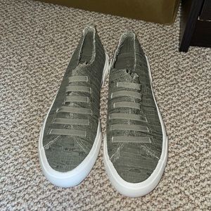 New rocket dog slip ons